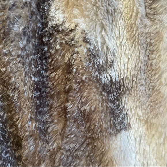 CABI Aspen Faux Fur Vest - Picture 6 of 6